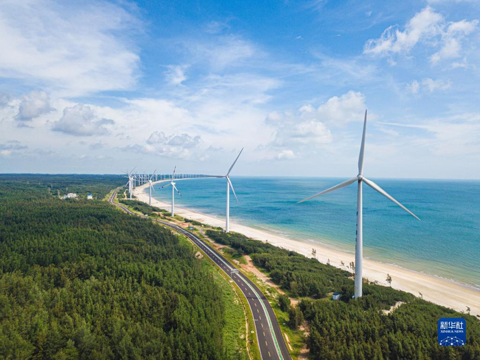 　　这是海南环岛旅游公路文昌段景色（2023年6月25日摄，无人机照片）。新华社记者 蒲晓旭 摄