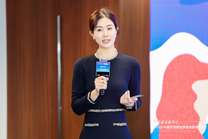 高灯科技副总裁赵莹主持本场发布会