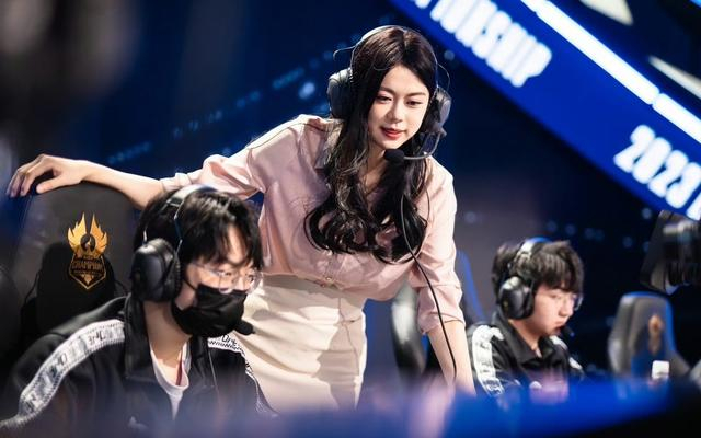 姚瑶担任王者荣耀世界冠军杯One Team主教练。 图/姚瑶社交媒体