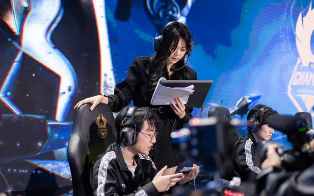 作为唯一一支晋级8强的外卡战队，主教练姚瑶也面临巨大压力。 图/姚瑶社交媒体