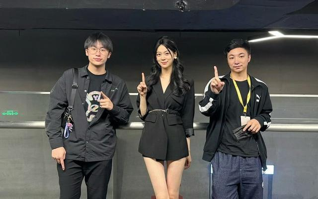 杨鹏（ID：花楼）（左）、陈煜铠（ID：玄铠）为姚瑶观赛助威。 图/姚瑶社交媒体