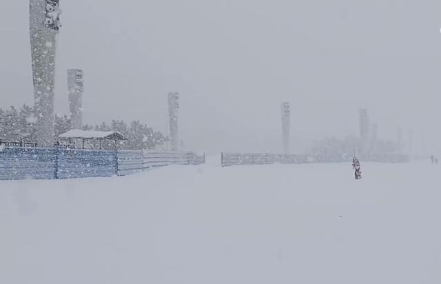 烟台大学东门附近，冷流雪正在狂暴，宛如北极科考。微博网友观云梦雨 视频截图