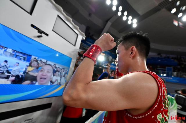 曹茂园在成都大运会的赛场上连线教练 红星新闻记者 刘海韵 摄