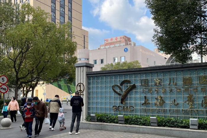 儿童病院门口有不少家长带着孩子看病。(图源:期间周报 王晨婷/摄)