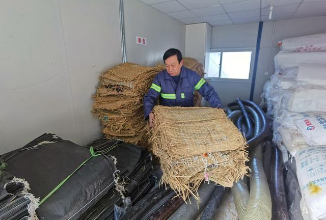 环卫师傅搬运防寒抗冻应急物资 陈玺撼摄