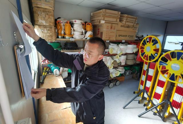 清点物资 陈玺撼摄