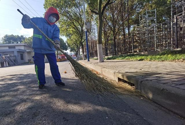 许红娜清扫下水口背阴处容易积水结冰的地方 陈玺撼摄
