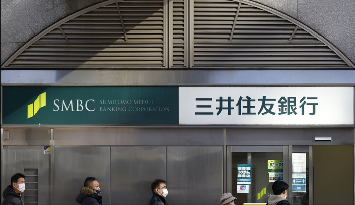 ▲客户在三井住友银行排队办事