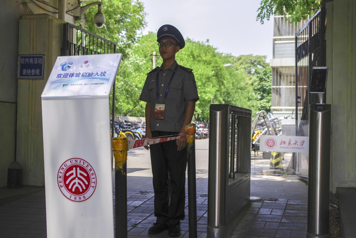 ▲北京大学东南门的“刷脸”闸机通道。资料图