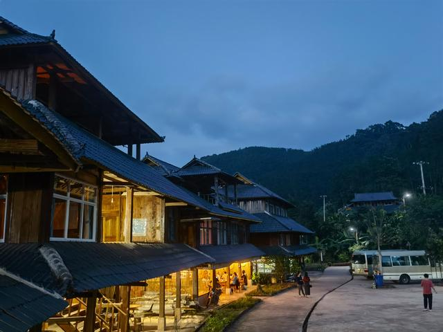 2023年10月，河边村的傍晚，游客在村里吃饭。新京报记者 周怀宗 摄