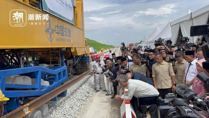 马来西亚最高元首阿卜杜拉俯身观看铺轨