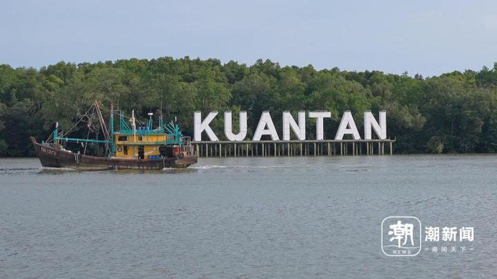 日落时分，一艘渔船在关丹河上返航