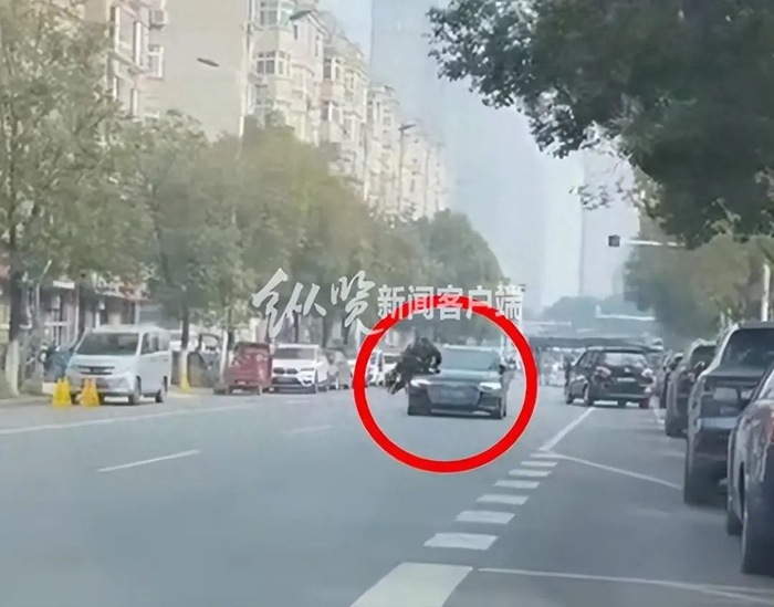 奥迪车顶人前行。（来源/视频截图）