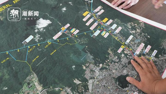 邓腾亮向潮新闻记者展示施工规划图