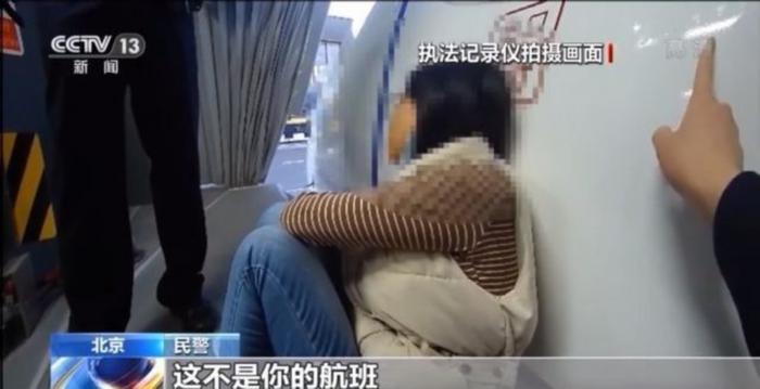曾有游客强闯登机口,被行拘 图:央视新闻画面截屏