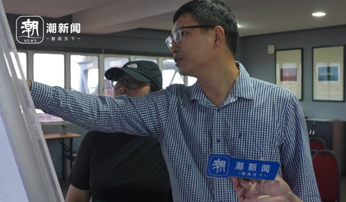 关丹港新深水港区设备副经理蔡始兴向潮新闻记者介绍关丹港情况