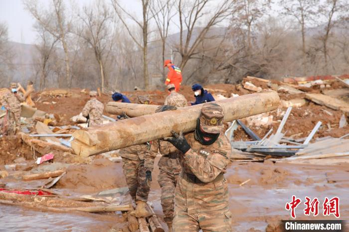 图为武警官兵在民和县中川乡受灾现场展开救援工作。青海武警供图