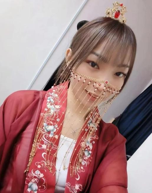 马来西亚雪兰莪州巴生市华人驻唱女歌手许佳玲。（图片来源：马来西亚《星洲日报》）