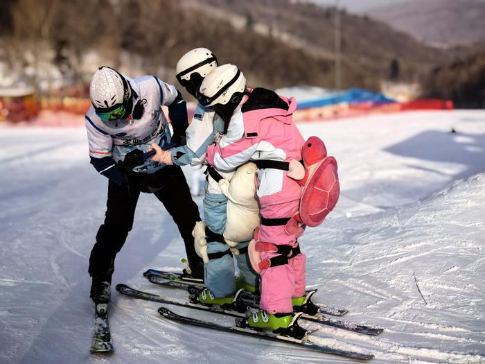 Coach guidance ski enthusiasts practice skiing