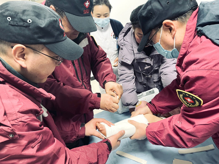 甘肃中医药大学附属医院医疗队为受伤儿童进行左胫腓骨下段骨折手法复位，夹板外固定。 通讯员赵永利摄