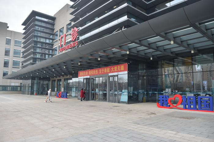 市民步入北京友谊医院通州院区（2020年1月5日摄）。新华社记者 鞠焕宗 摄