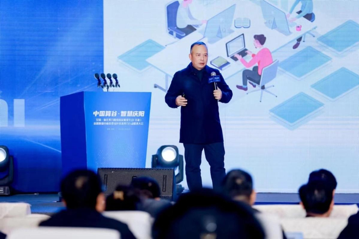 弘信电子集团董事长发表演讲