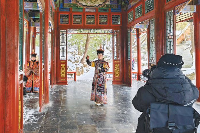 雪后，在颐和园谐趣园内，商拍现象普遍。 本报记者 邓伟 摄