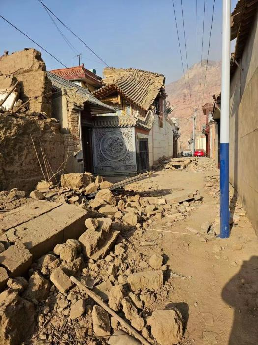   村里一处房屋墙面倒塌 受访者供图