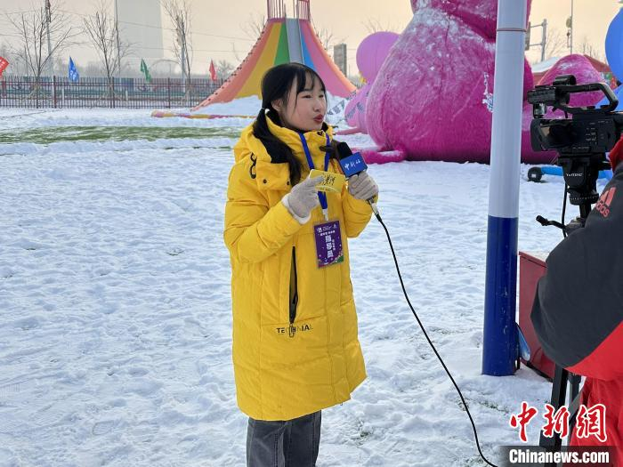 山东支教大学生王瑾接受中新网记者采访。　李欣 摄