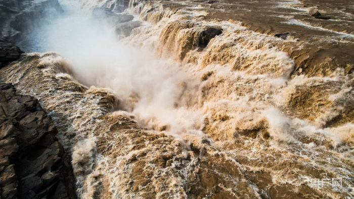 黄河则以气吞山河,汹涌澎湃,震耳欲聋的雄壮,展现出泱泱中华滔滔大河