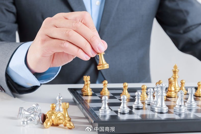 下好“先手棋”是防范化解“被欠款”最直观的方法。（韩众/图）