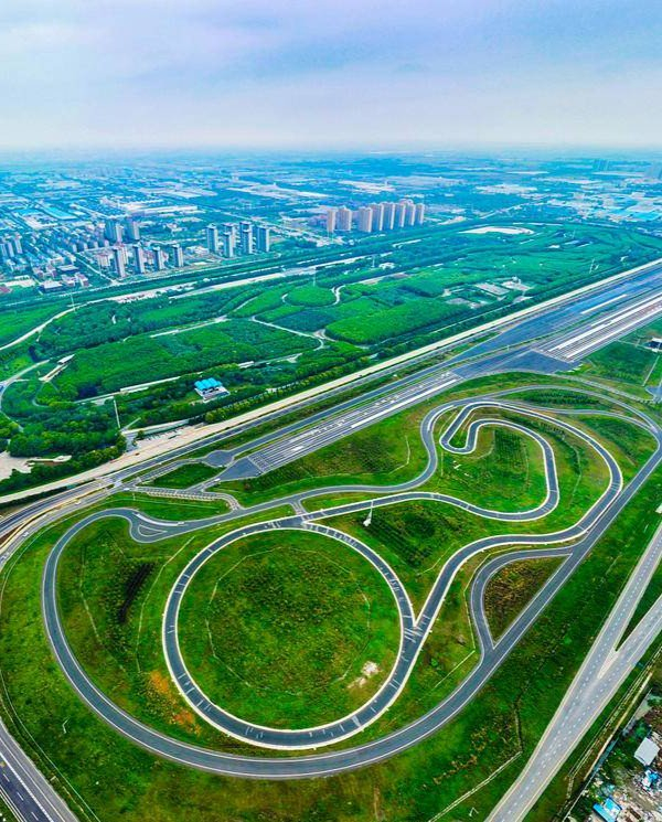 襄阳安达汽车检测中心智能网联汽车试验场在做汽车检测。（湖北日报全媒记者 田悦 通讯员谢勇、王懿 摄）