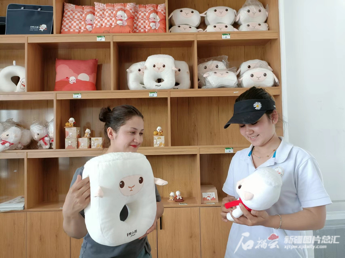 柯坪县创意设计出的“柯小驼”系列文创产品。天山网-新疆日报记者 张治立摄