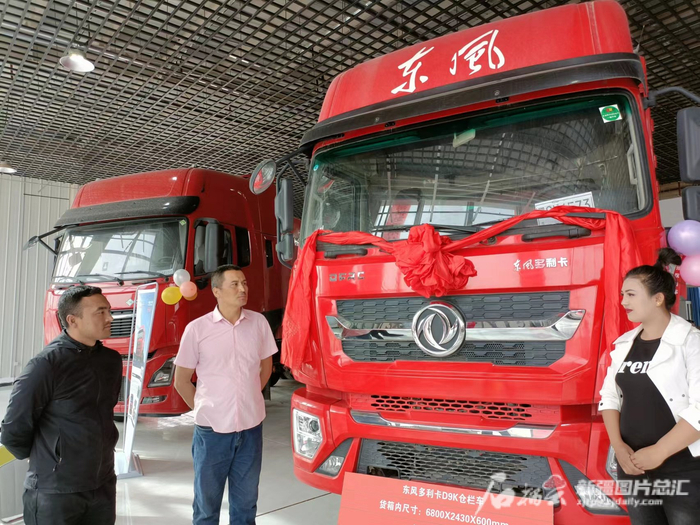 在今年5月开业的柯坪县东风汽车商城，工作人员正向顾客介绍货车。天山网-新疆日报记者 张治立摄