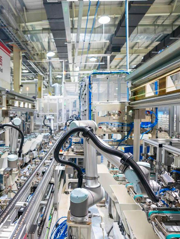 位于武汉经开区的康明斯燃油系统武汉工厂，以机器人为主力的自动化产线高效运转生产发动机喷油器。（湖北日报全媒记者 魏铼 摄）