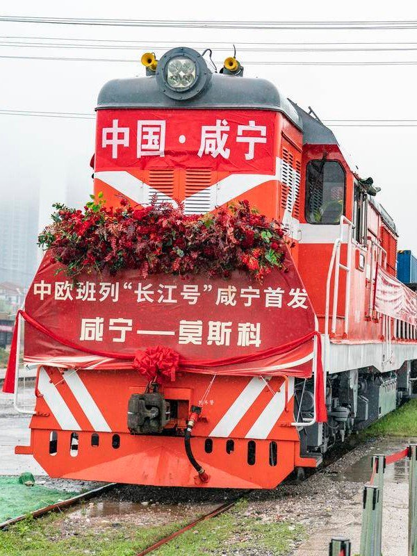 2022年3月25日，中欧班列“长江号”咸宁首发货运班列，从咸宁火车站货场出发。 （湖北日报全媒记者 魏铼 摄）