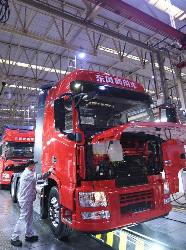 十堰东风商用车有限公司车辆工厂装配线上，每两分钟就有一辆东风车下线。（湖北日报全媒记者 田悦 通讯员 张建波 傅琼 摄）