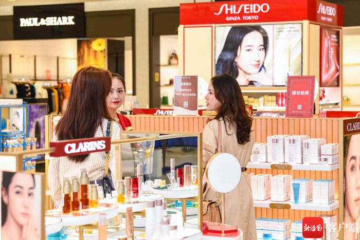 　　游客在cdf海口日月广场免税店购物。cdf海口日月广场免税店供图