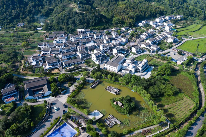 空中俯瞰浙江省舟山市定海区新建村（无人机照片，8月7日摄）。