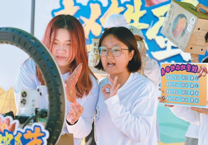 　　直播间里赵铁蛋（右）和她的小伙伴们一起介绍自己种的地瓜。