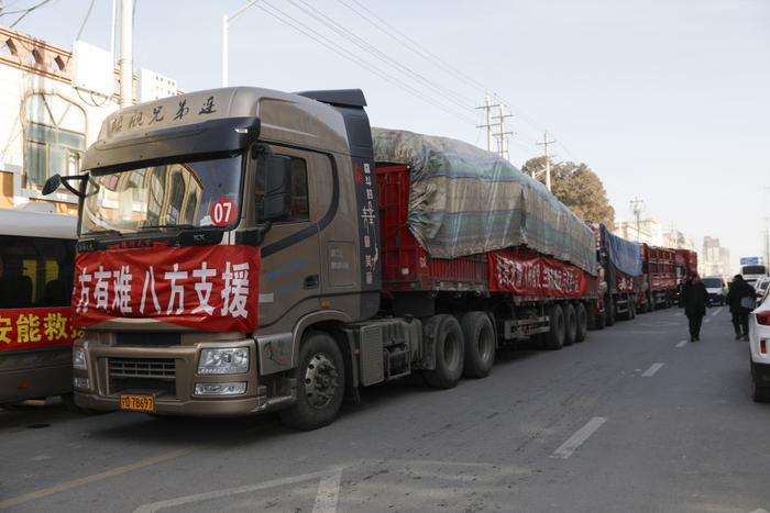 　　12月20日，在积石山县大河家镇大河村安置点外，救援物资等待卸货。新华社记者 方欣 摄