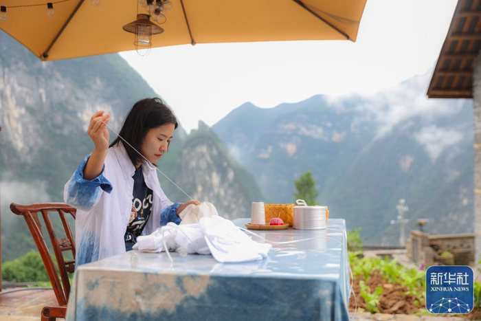 2023年10月10日，在重庆市巫山县竹贤乡下庄村，31岁的袁孝鑫在创作扎染图案。