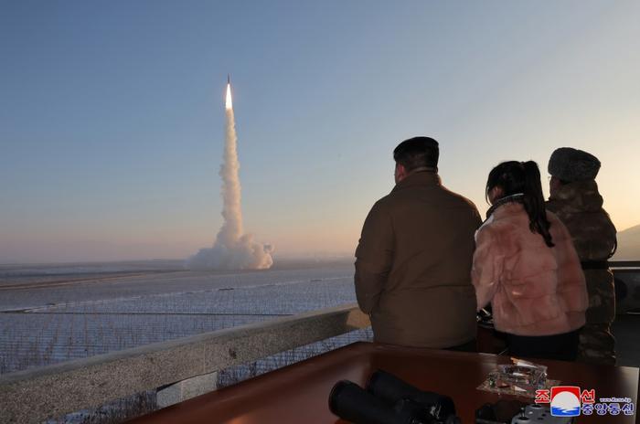 12月18日，金正恩携女儿出现在“火星炮-18”新型洲际弹道导弹发射训练现场。出现图/朝中社