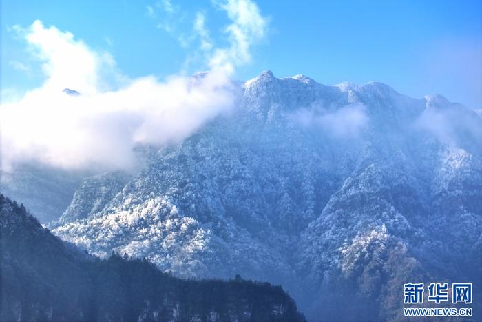 降雪後,雲南省昭通市大關縣筆架山銀裝素裹(12月18日攝).