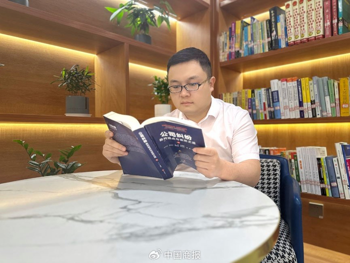 吕泰雍治倡导企业经营者不断增强法律意识、提高法治素养，从而更好地维护权益。（屈文琳/图）