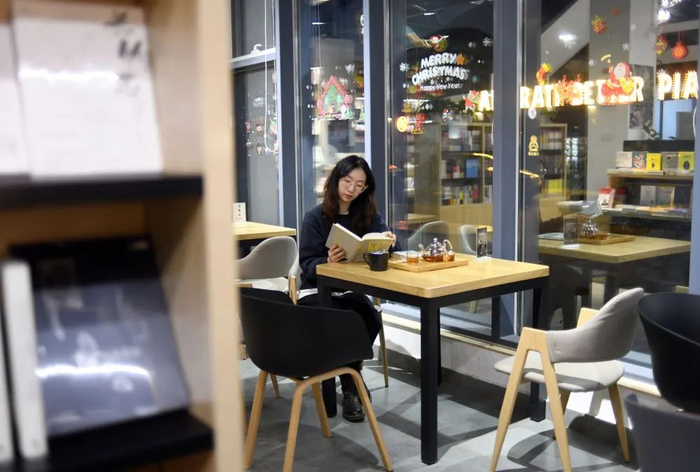 市民在通州梨园东郎产业园一家书店阅读（2020年1月11日摄）。新华社记者 金良快 摄