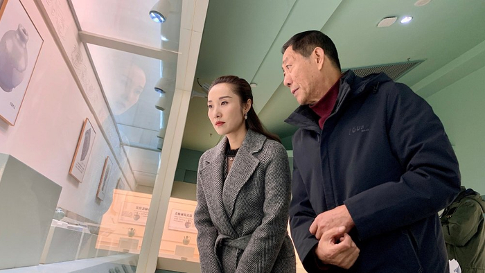 韩菲女士(左)和孙若鹏先生(右)探讨耀州瓷文化