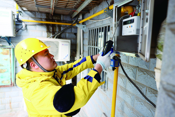 新奥燃气巡线员满屹日前对和顺家园小区内的设备进行查漏。 融媒体记者 刘 晨 摄