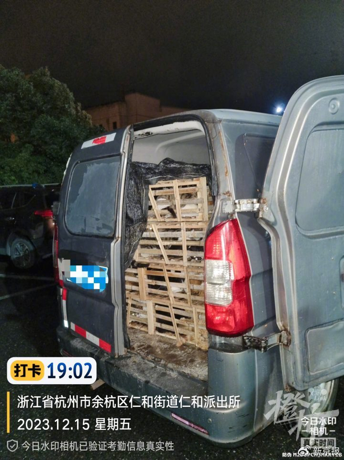 拦截的黑色面包车