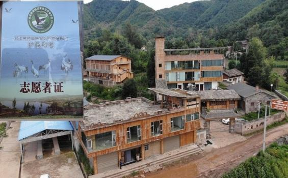 ▲督察现场无人机拍摄位于黑颈鹤保护区核心区的念湖春客栈正在营业及护鹤科考志愿者证 图据云南省人民政府官网